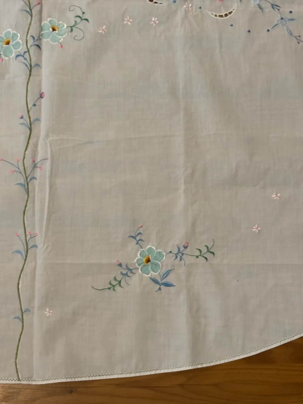 Oval Table Cloth 84”x72” With 8 Matching Napkins 17”x17” Blue Embroidered Flower